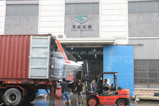 एसजीएस 4 गुहा प्लास्टिक पीईटी बोतल बनाने की मशीन 380V / 50HZ